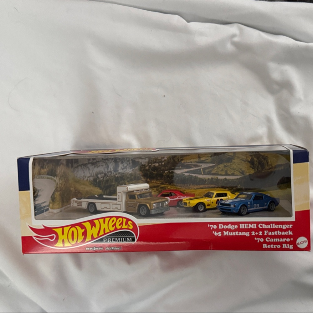 Hot Wheels Premium Retro Rig Set